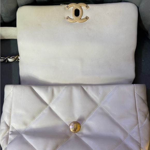 Chanel 19 White Quilted Leather Bag - Picture 10 of 12